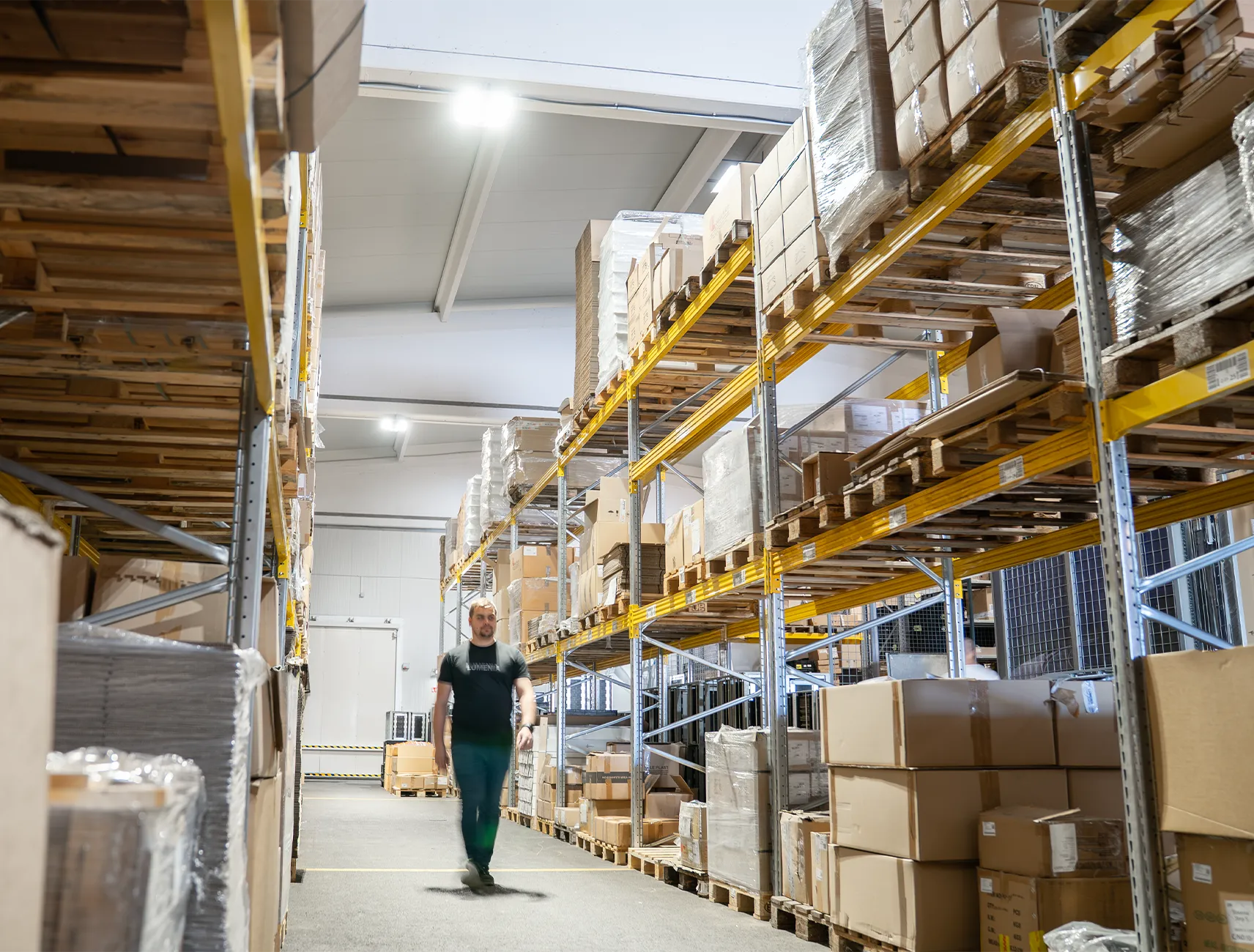 Pametno upravljanje, ki svetlobo prilagodi vašemu delovanju.