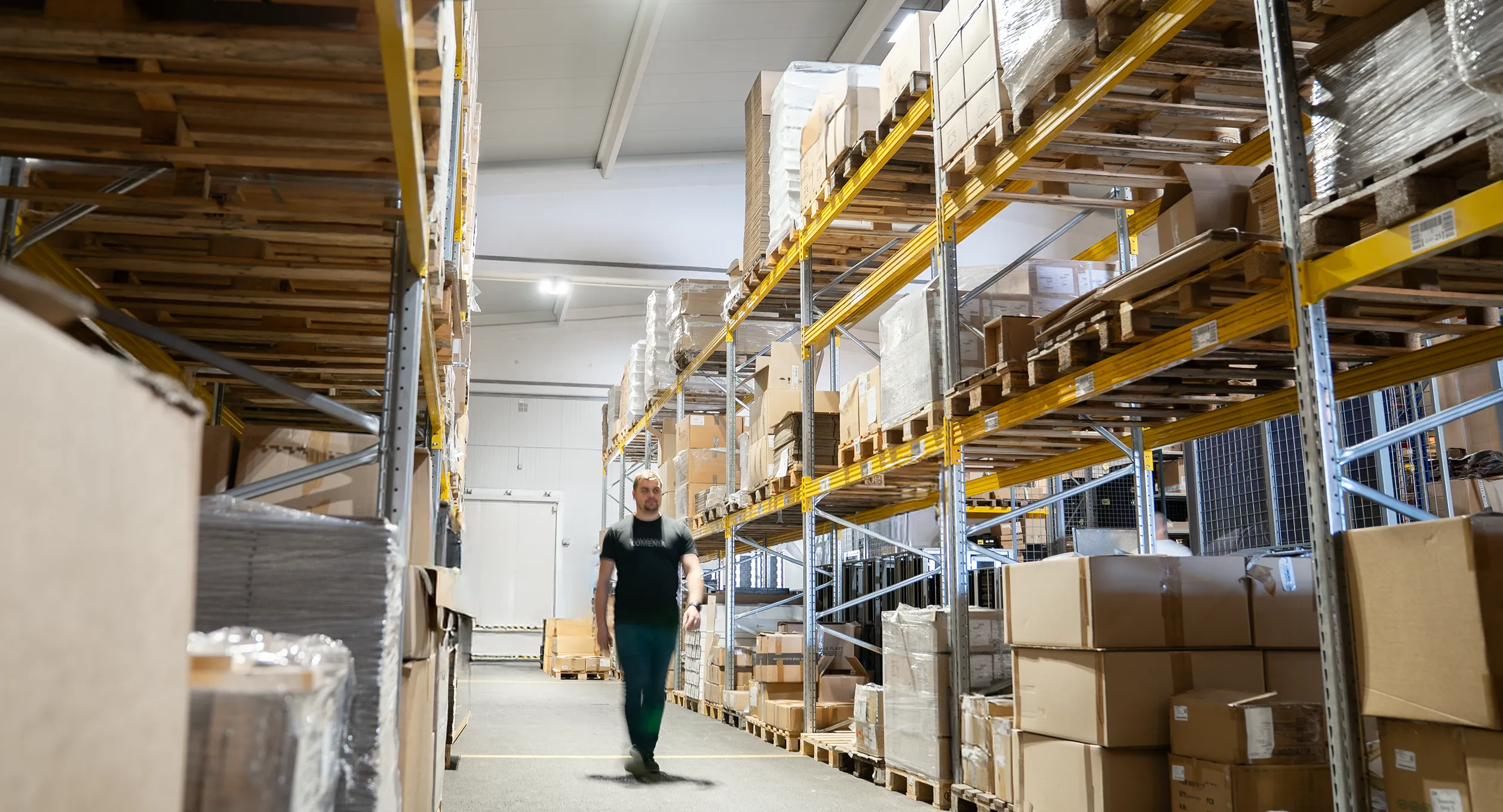 Veliko skladišče in urejena logistika.